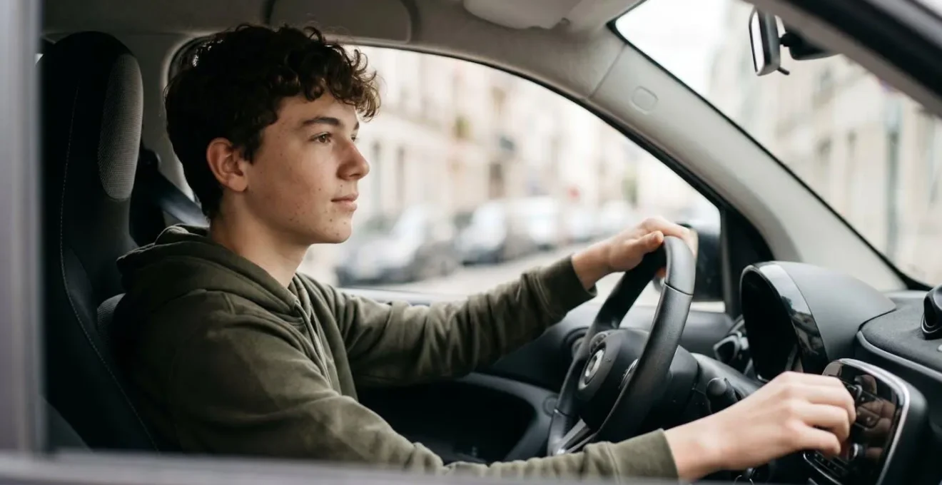 Illustration représentant la protection d'un adolescent conducteur de voiture sans permis avec focus sur la sécurité et la légalité