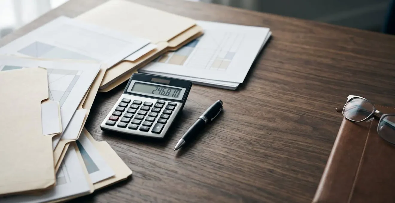 Négociation d'indemnisation automobile avec expert d'assurance pour obtenir une meilleure évaluation VRADE